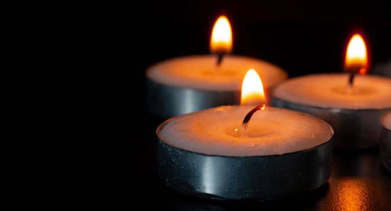 drei Teelichter leuchten