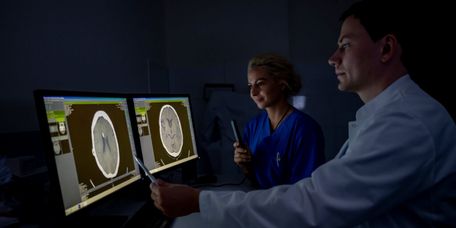 Ärzte sprechen über Untersuchungsergebnisse auf den Bildschirmen