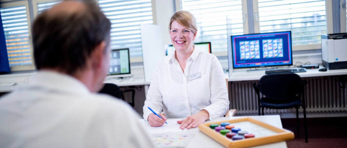 Patient trainiert sein Gedächtnis am Computer