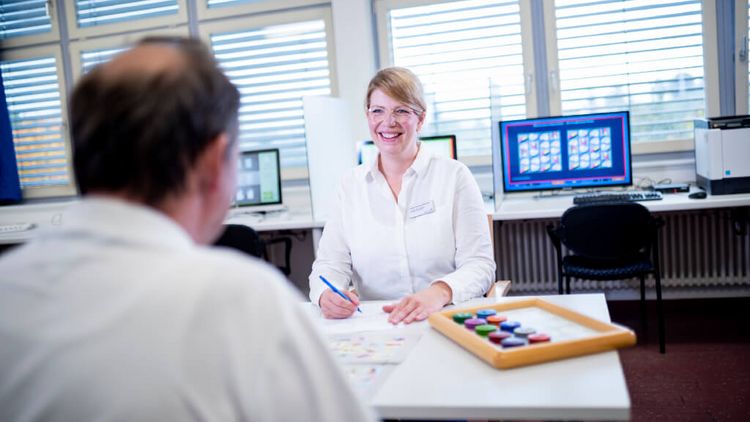 Patient trainiert sein Gedächtnis am Computer