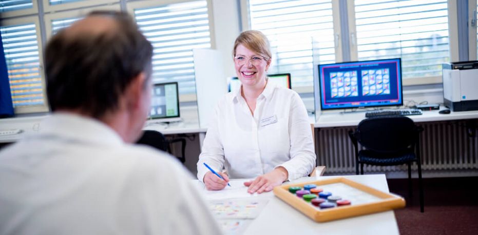 Patient trainiert sein Gedächtnis am Computer