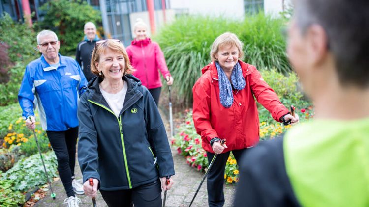 Patienten bereiten sich auf das Nord Walking vor