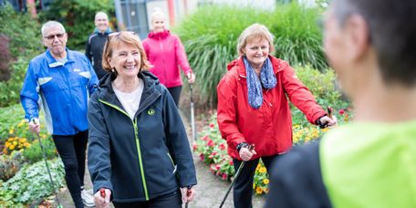 Patienten bereiten sich auf das Nord Walking vor