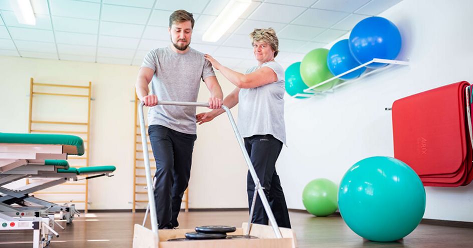 Therapeutin und Patien bei der Krankengymastik