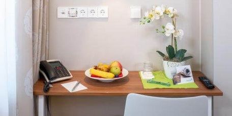 Schreibtisch im Wahlleistungszimmer