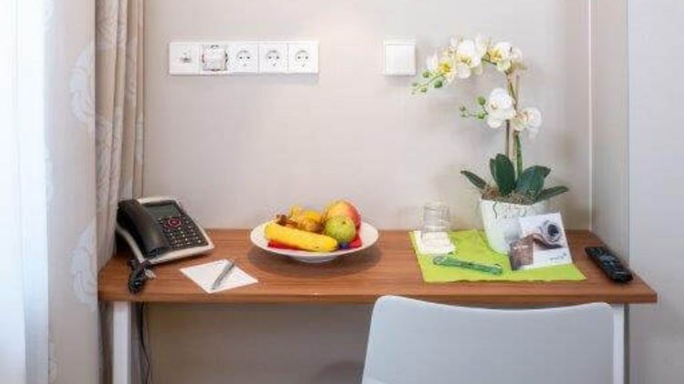 Schreibtisch im Wahlleistungszimmer