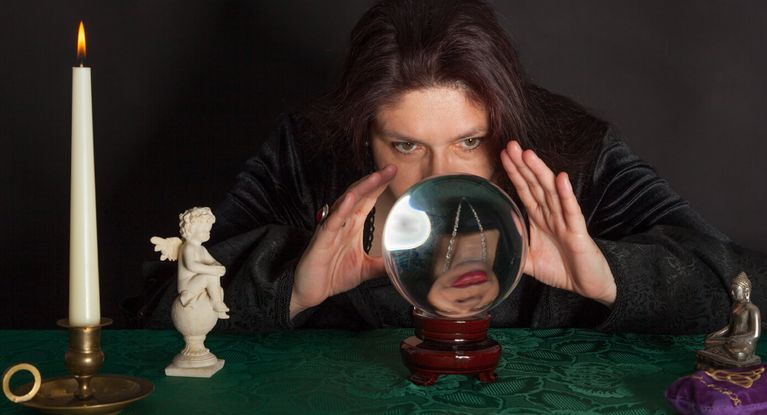 Frau blickt in die Glaskugel
