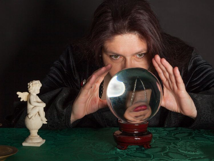 Frau blickt in die Glaskugel