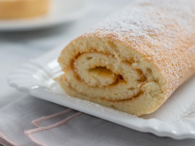 Biskuitrolle und ein kleines Törtchen