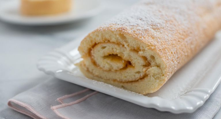 Biskuitrolle und ein kleines Törtchen