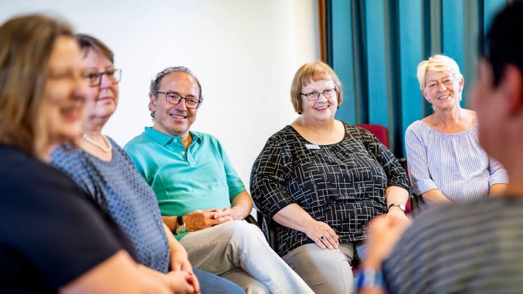 Patienten hören einander in der psychosomatischen Gruppentherapie zu