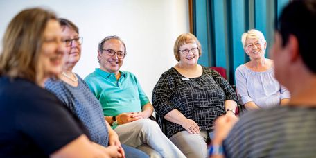 Patienten hören einander in der psychosomatischen Gruppentherapie zu