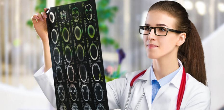 Ärztin analysiert Aufnahmen des menschenlichen Gehirns