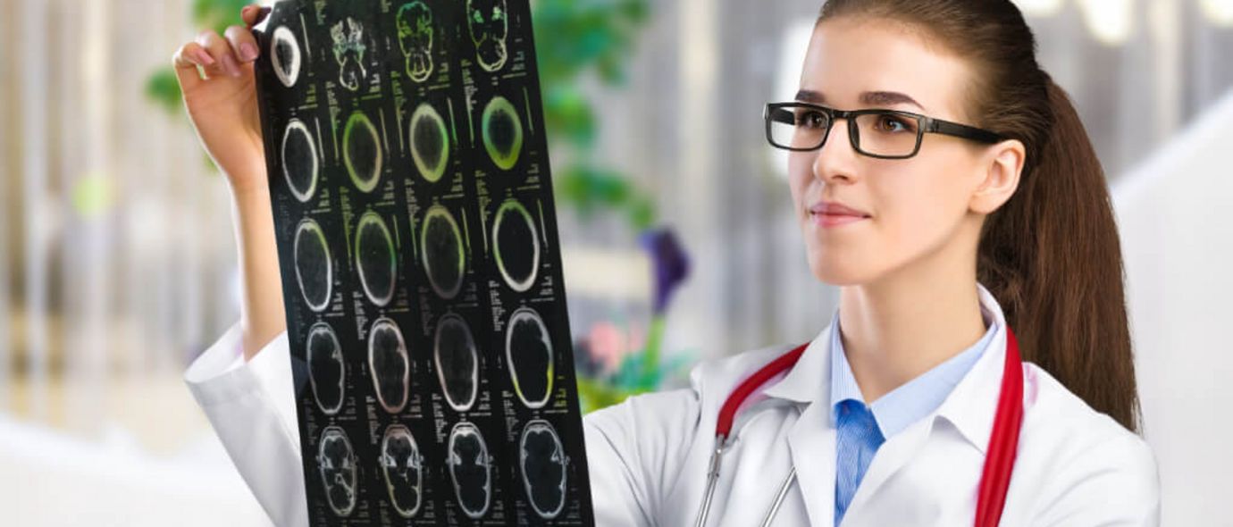Ärztin analysiert Aufnahmen des menschenlichen Gehirns