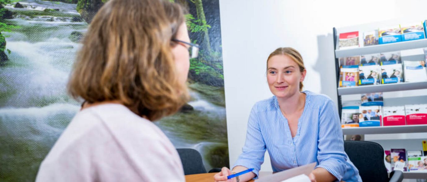 Sozialdienstmitarbeiterin berät Patientin