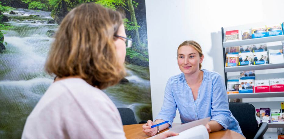 Nach Ihrem Aufenthalt Sozialdienstmitarbeiterin berät Patientin