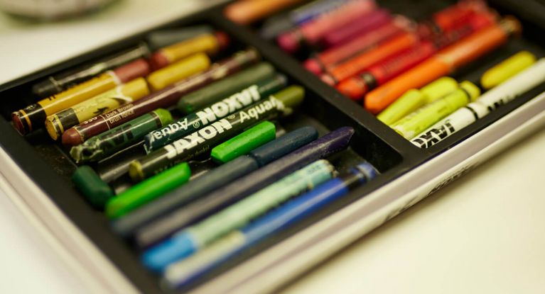 Wachsmalstifte in einer Schachtel