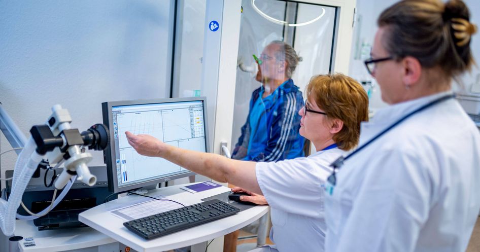 Ärztin und Pflegekraft beobachten Verlauf einer Lungenfunktionsprüfung