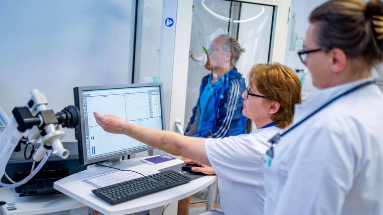 Ärztin und Pflegekraft beobachten Verlauf einer Lungenfunktionsprüfung