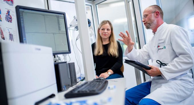 Arzt spricht mit Patientin über die Ergebnisse einer Lungenfunktionsprüfung