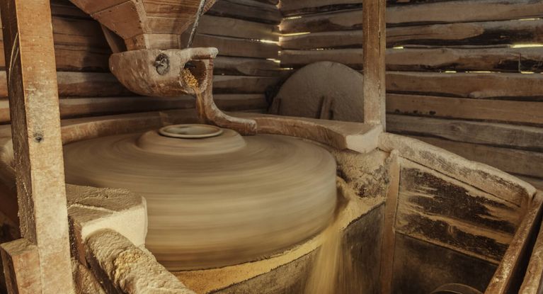 Mühlstein in einer alten Mühle