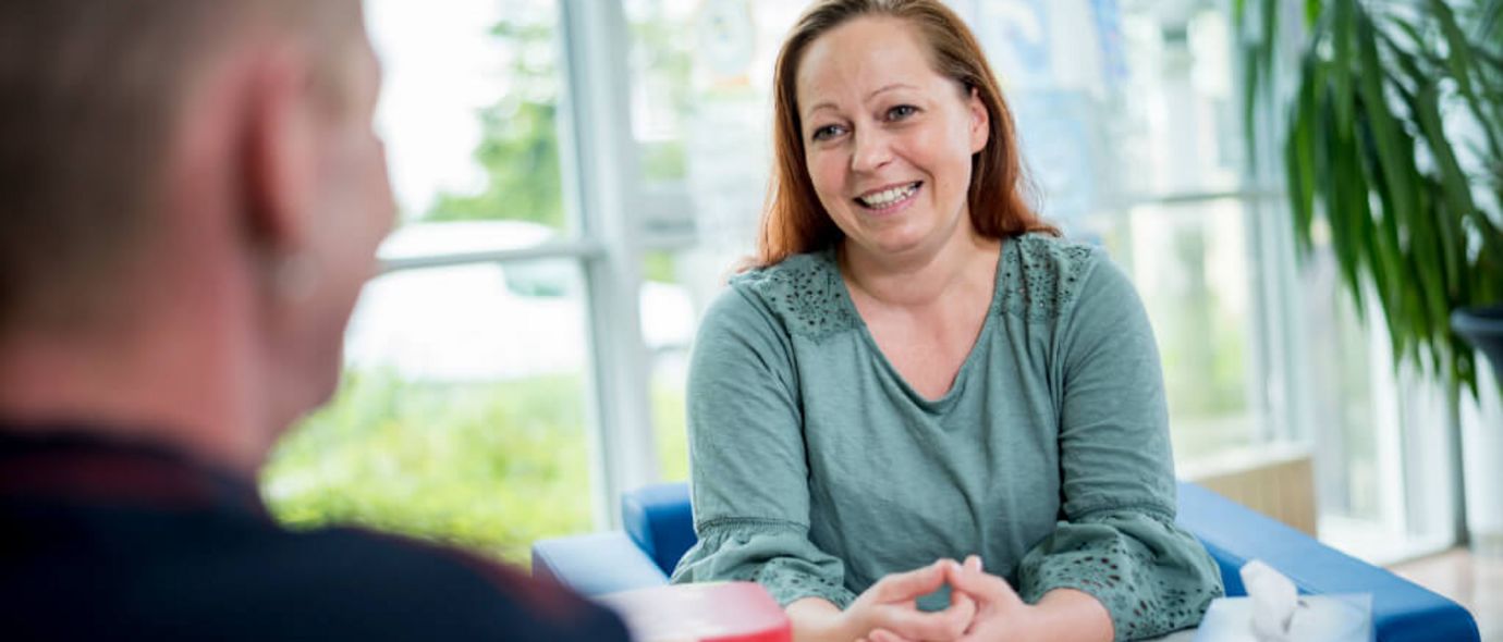 Therapeutin spricht mit einem Patienten in der Einzeltherapie