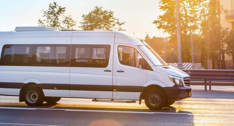 Kleinbus fährt im Abendrot