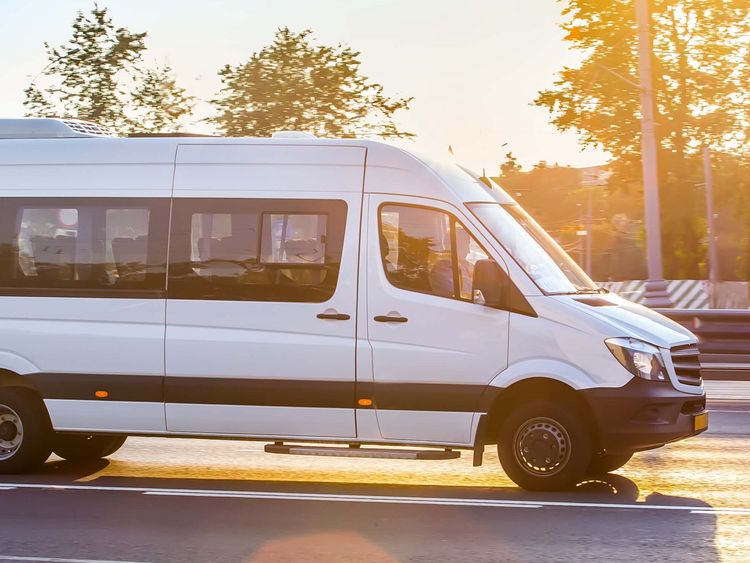 Kleinbus fährt im Abendrot