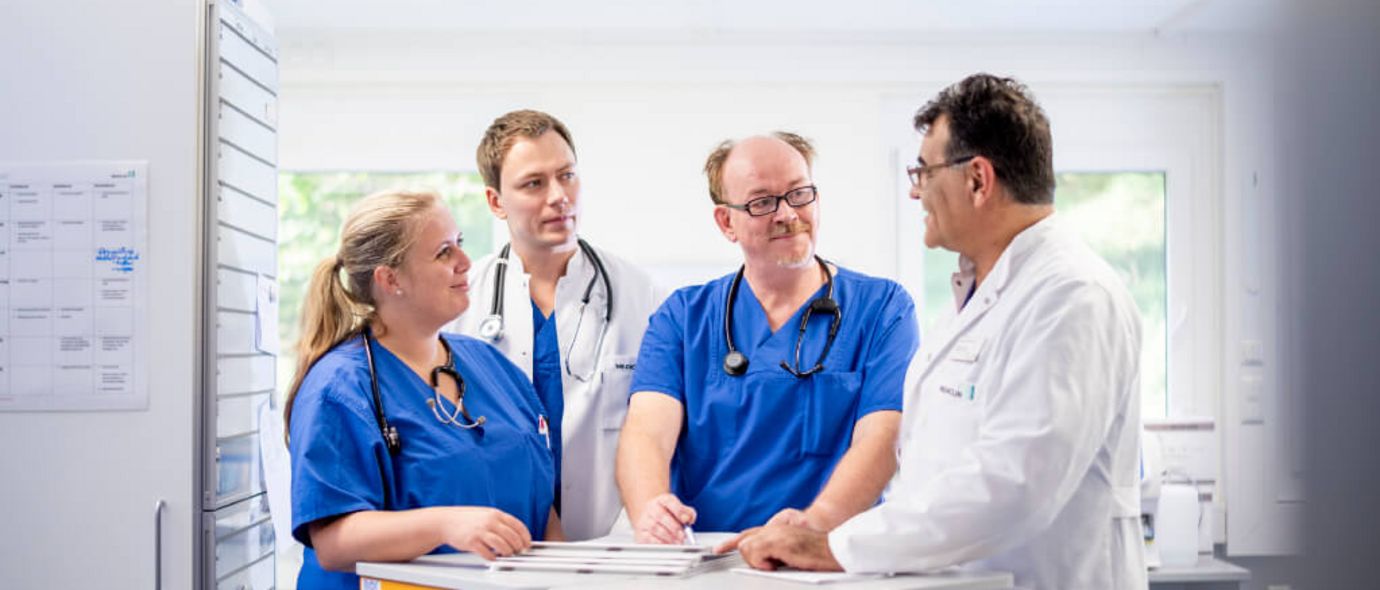 Pflegekräfte und Ärzte besprechen die gemeinsame Visite