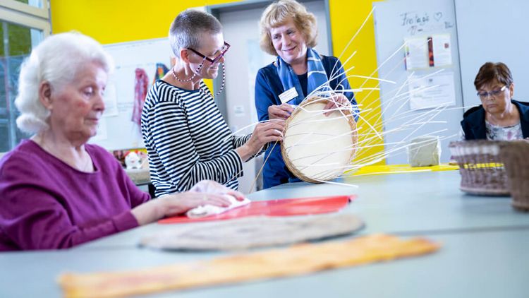 Patienten flechten einen Korb in der Ergotherapie
