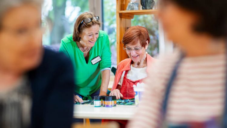Patientien hantiert mit Farben in der Kunsttherapie