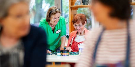 Patientien hantiert mit Farben in der Kunsttherapie