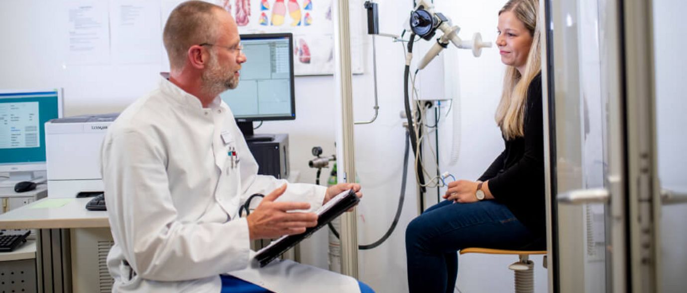 Arzt berät Patienten vor der Lungenfunktionprüfung