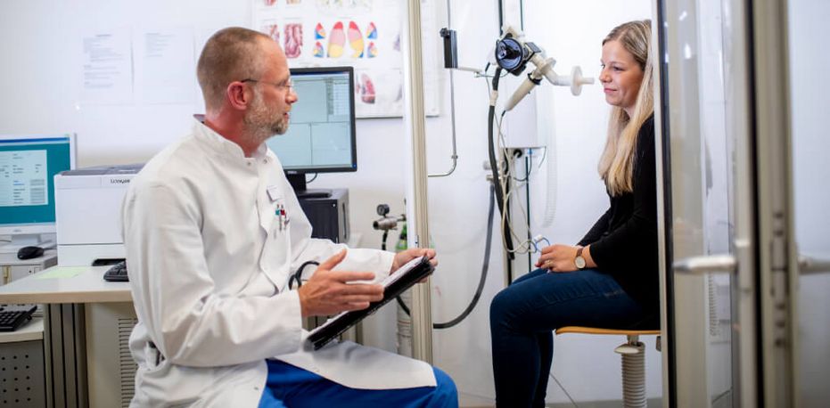Arzt berät Patienten vor der Lungenfunktionprüfung