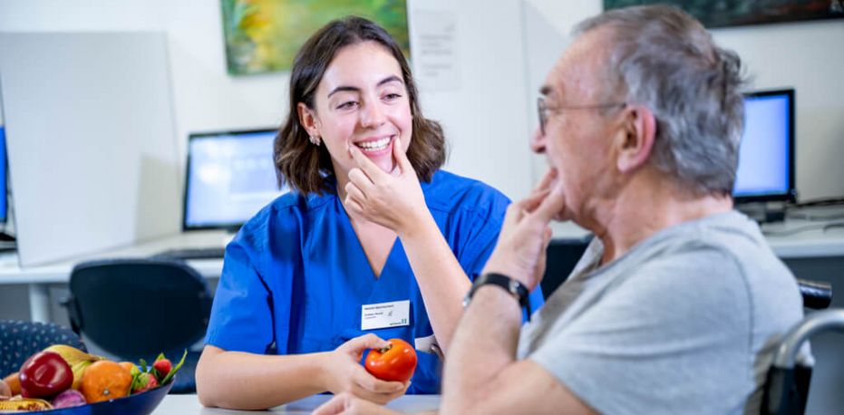 Logopädin spricht mit Patienten