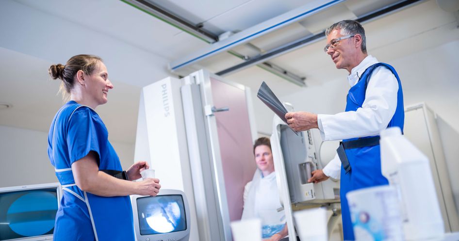 Pflegekraft bereitet Patienten für die Röntgenaufnahme vor