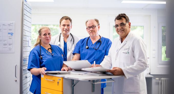 Ärzte und Pflegepersonal bereitet die Übergabe vor