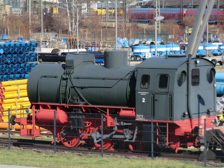 Dampflokomotive steht auf einem Abstellgleis
