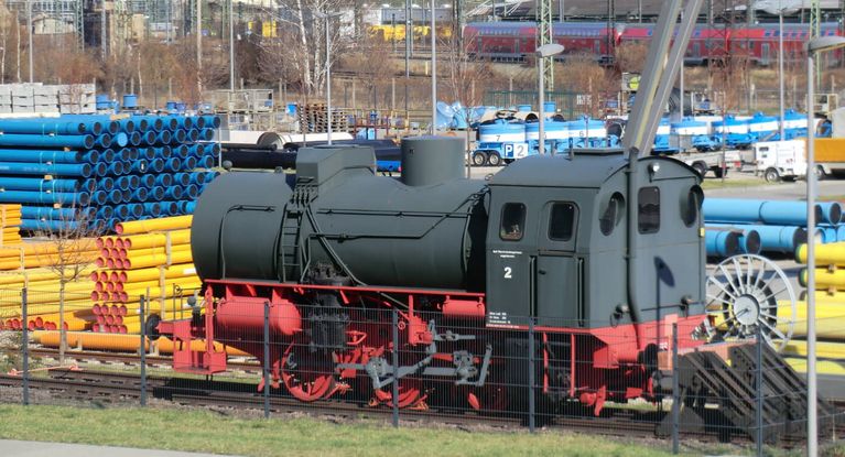 Dampflokomotive steht auf einem Abstellgleis