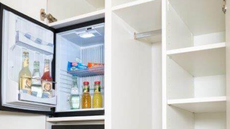 Kühlschrank und Tresor im Wahlleistungszimmer