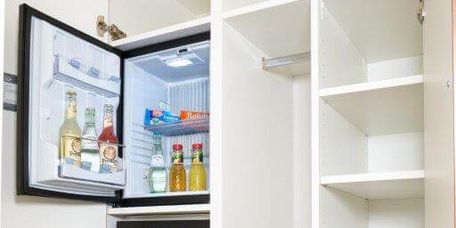 Kühlschrank und Tresor im Wahlleistungszimmer